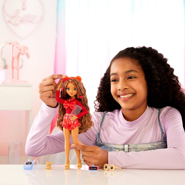 Păpușă Barbie Dream Besties și accesorii, păpușă de modă Teresa mobilă cu păr castaniu și agrafe de păr, 10 bucăți temă jocuri video, HYC23