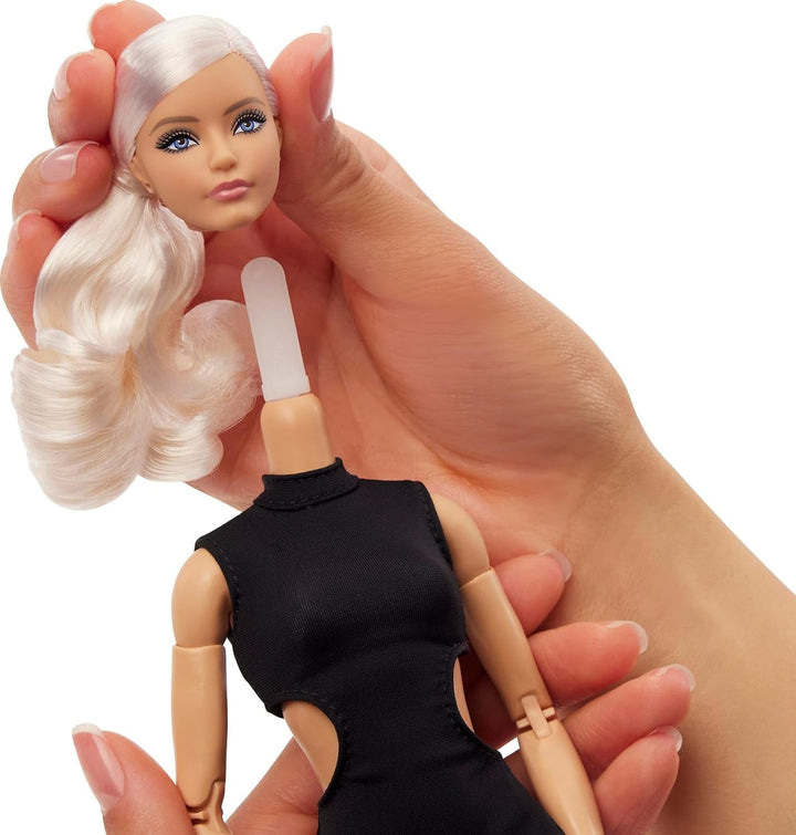 Barbie Basics Model 2, păpușă de colecție cu păr blond, rochie mini neagră și cizme gladiator, Universal Fit Fashion, corp mobil și cap interschimbabil, JBH71