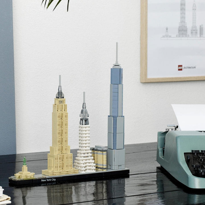 LEGO Arhitectura New York City Set, Skyline Model Kit cu World Trade Centre și Statuia Libertății, Artizanat pentru adulți, Decorațiuni pentru casă și birou, Cadouri pentru femei și bărbați 21028