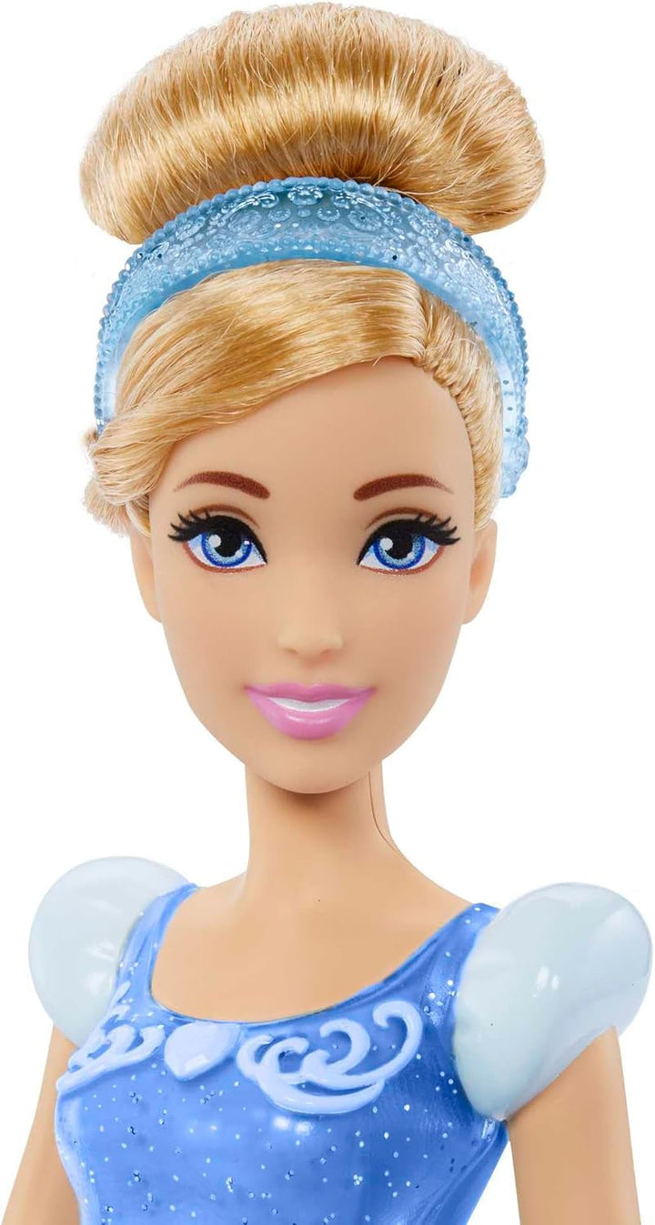 Mattel DISNEY Princess Cinderella - Păpușă mobilă cu costum strălucitor, pantofi și diademă detașabile, păr pieptănabil pentru distracție la coafor, pentru copii de la 3 ani în sus, HLW06