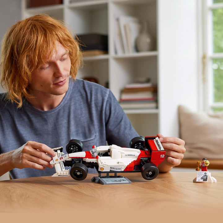 Set de mașini model LEGO Icons Mclaren MP4/4 & Ayrton Senna, kit de mașini de curse F1 pentru adulți cu mini-figură de pilot de curse, obiect de colecție, idee de cadou pentru bărbați, femei, el & ea 10330
