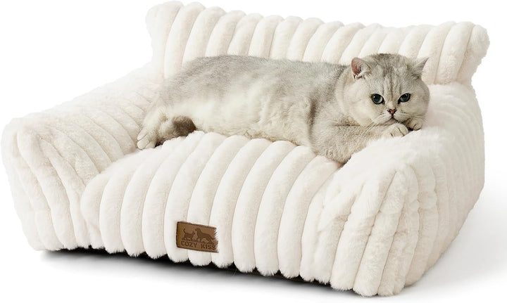 Canapea COZY KISS pentru pisici mici și mari, pat confortabil pentru pisici cu margini de susținere și bază antiderapantă, lavabil, blană artificială moale, ideal pentru sufragerie sau dormitor (crem, 65 x 44 x 30)