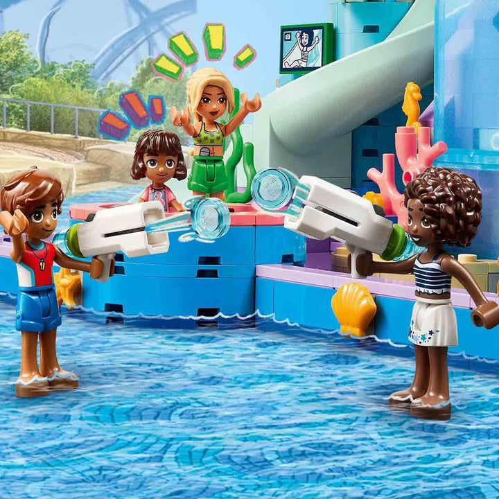 Parcul acvatic LEGO Friends Heartlake City, set de joacă în aer liber pentru fete și băieți cu vârsta peste 8 ani, experiență de joacă creativă cu 3 figurine, micro figurină, 3 tobogane și hidromasaj 42630