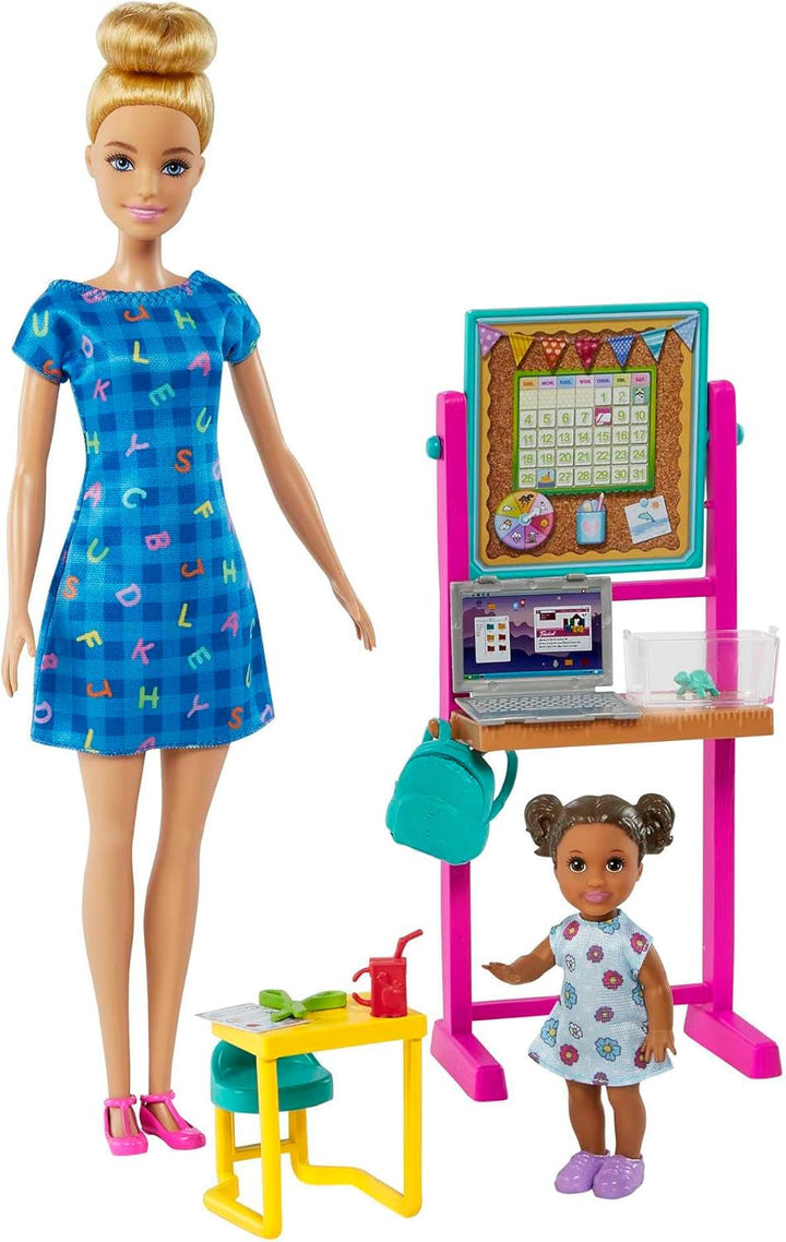 Păpușă Barbie profesoară cu păpușă de modă brunetă cu rochie cu model, 1 păpușă Toddler și accesorii pentru clasă, JCR76