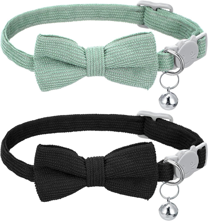 Set de 2 zgărzi moi din catifea reiată pentru pisici mici, cu clopoței și papioane. Zgărzi reglabile pentru pisici cu papioane de siguranță pentru nunți, Halloween, Crăciun și costume.