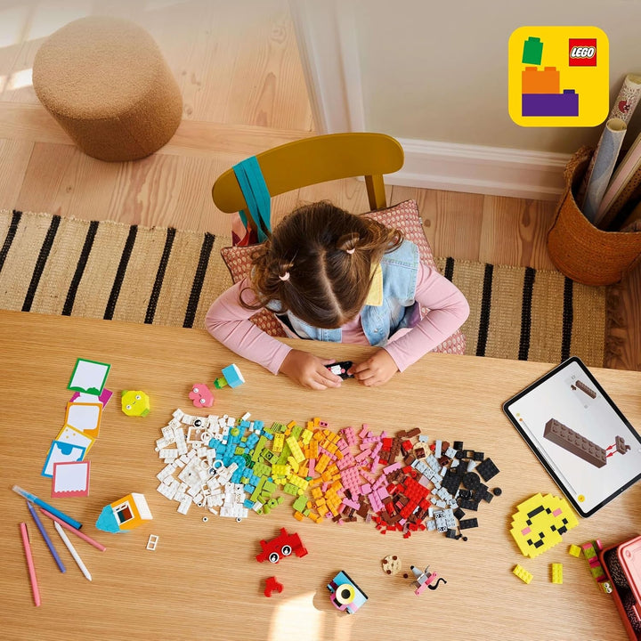 LEGO Classic Creative Fun Box, Cărămizi de construcție colorate pentru jocuri de rol imaginative, Set de construcție pentru începători, Jucării pentru fete și băieți de la 5 ani, Modele de reconstruit 11042