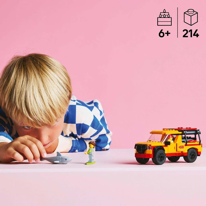 LEGO City Lifeguard Emergency Vehicle - Vehicul de teren cu 2 minifigurine și rechin - Set de construcție pentru fete și băieți cu vârsta peste 6 ani - Idee de cadou pentru surferi și fani ai sporturilor nautice 60453
