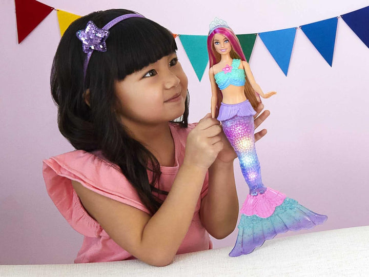 Barbie Dreamtopia Magic Light Mermaid Doll cu păr blond, păpușă Barbie cu coadă de sirenă, potrivită ca cadou pentru copii de la 3 ani, HDJ36
