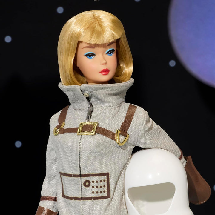 Mattel Barbie Miss Astronaut păpușă de colecție cu costum argintiu, cizme spațiale și accesoriu cască, reproducere vintage a originalului din 1965, JBJ48