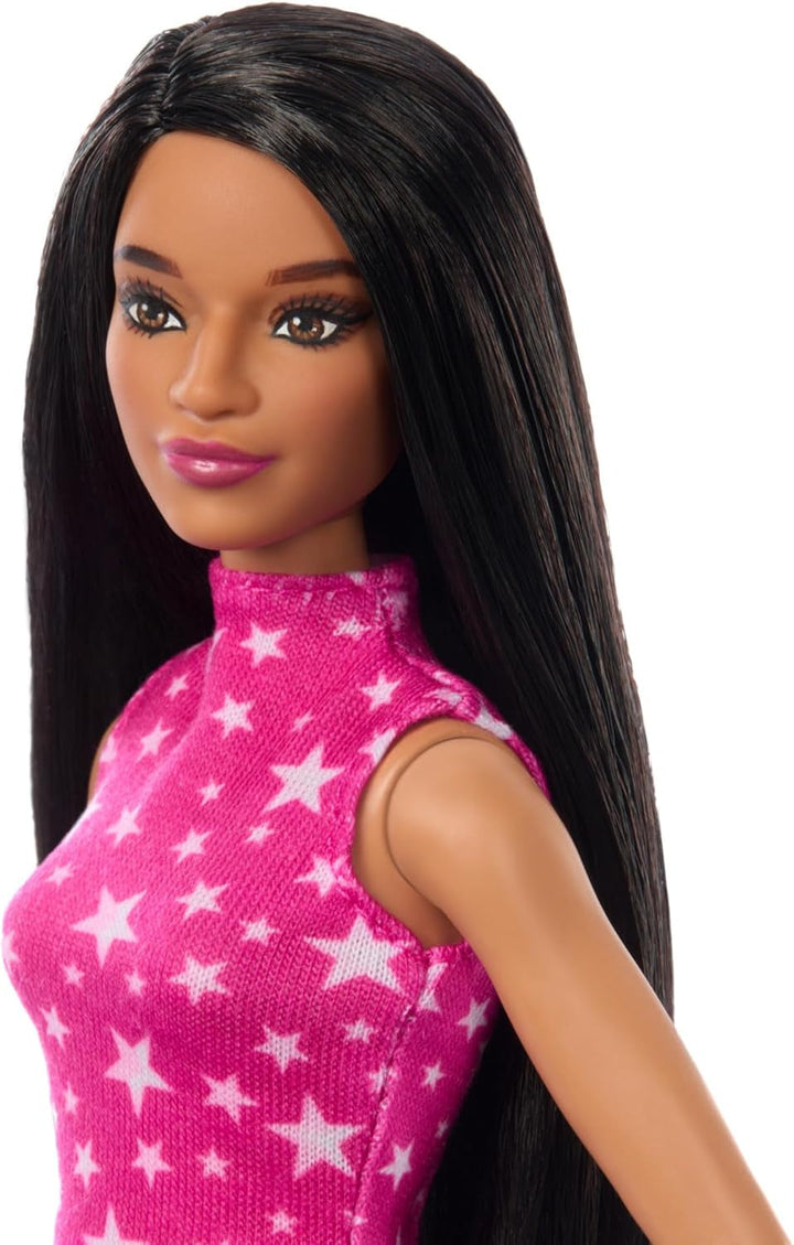 Păpușa Barbie Fashionistas nr. 215 cu păr negru drept, top roz cu model în formă de stea și fustă iridescentă, păpușă de modă de colecționat cu ocazia celei de-a 65-a aniversări, HRH13