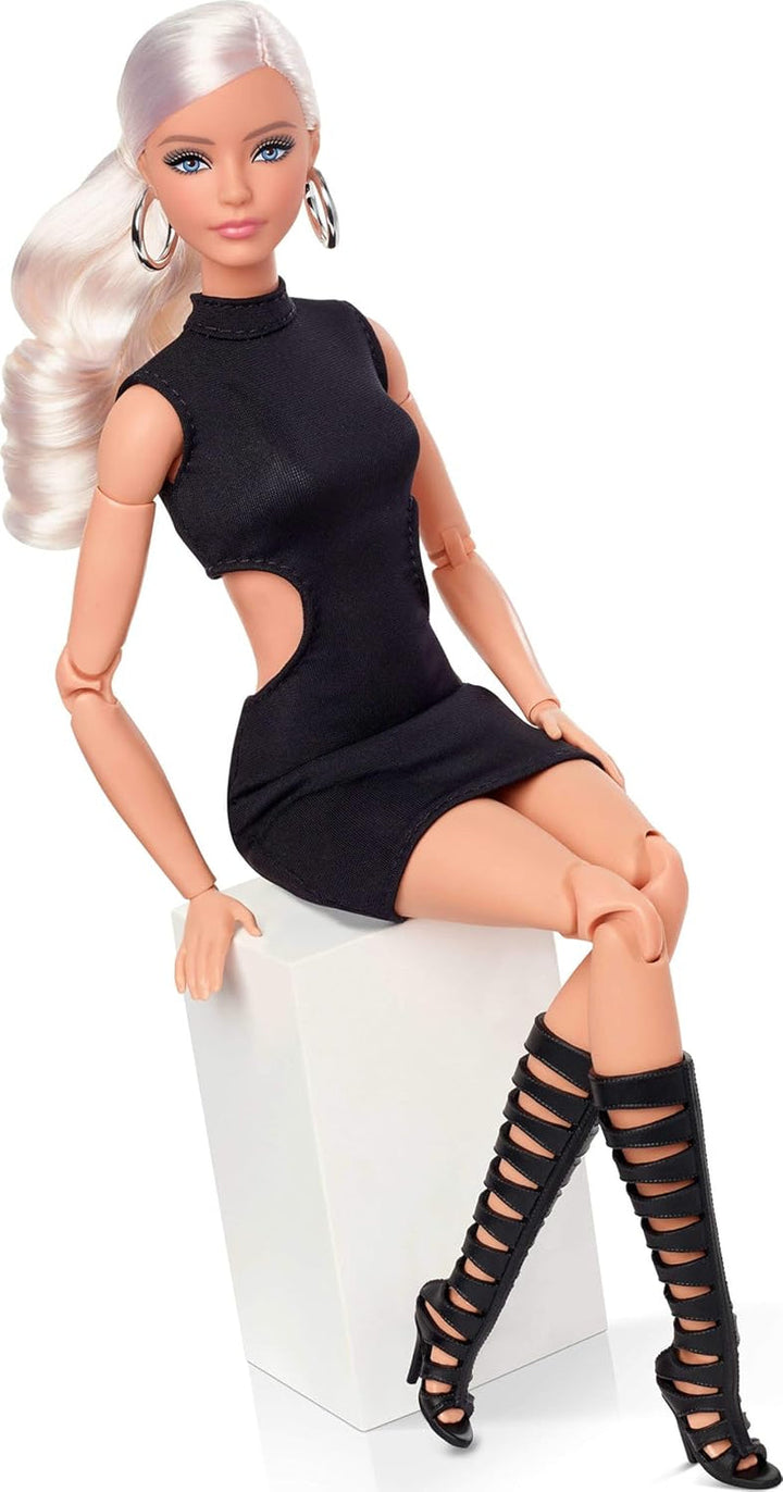 Barbie Basics Model 2, păpușă de colecție cu păr blond, rochie mini neagră și cizme gladiator, Universal Fit Fashion, corp mobil și cap interschimbabil, JBH71