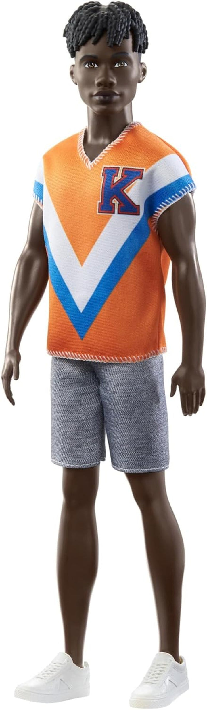 Păpușă Barbie Ken Fashionistas - tricou cu imprimeu de cactus și palmier, pantaloni scurți albi și adidași, perfect pentru aventuri cu prietenii și plimbări prin oraș, pentru copii de la 3 ani în sus, HJT10