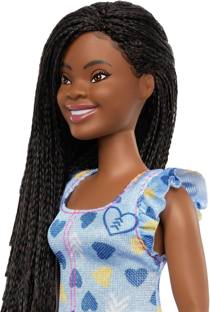 Păpușa Barbie Fashionistas nr. 229 cu sindrom Down în rochie de inimă, dezvoltată în cooperare cu Societatea Națională pentru Sindromul Down, HYK14