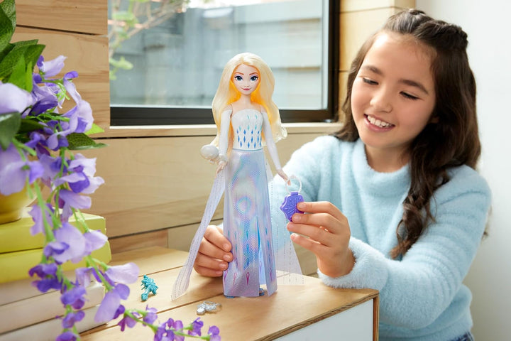 Mattel Disney The Ice Queen Elsa Fashion Doll Set, Spin & Reveal cu 11 surprize, inclusiv 5 accesorii, 5 autocolante și o scenă pentru joacă, inspirat de filmul Disney, HTG25