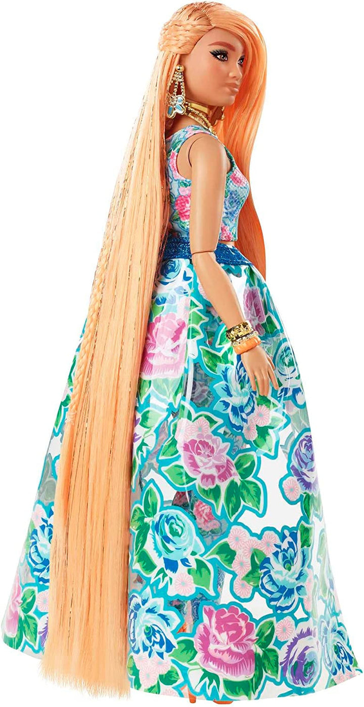 Barbie Extra Fancy, Curvy Păr lung blond cu căpșuni, costum din două piese, pisică albastră, geantă roz, ochelari de soare cu ananas, inclusiv păpușă, potrivit ca cadou, Hhn14