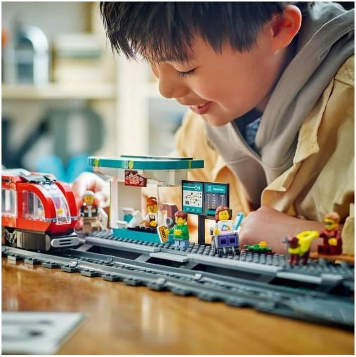 Tramvai LEGO City cu stație, idee de cadou pentru fanii jucăriilor cu vehicule de la 7 ani, cu 6 minifigurine și un câine ghid pentru jocuri de rol, jucărie de construcție 60423