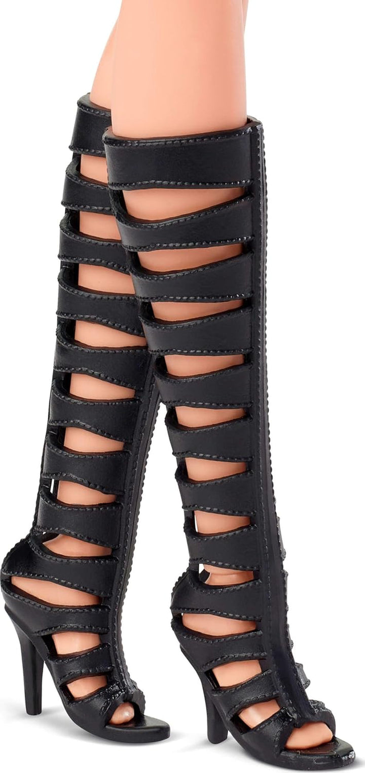 Barbie Basics Model 2, păpușă de colecție cu păr blond, rochie mini neagră și cizme gladiator, Universal Fit Fashion, corp mobil și cap interschimbabil, JBH71