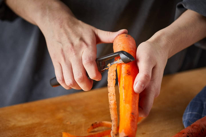 Fiskars Peeler cu lamă mobilă, lungime: 18 cm, oțel/plastic