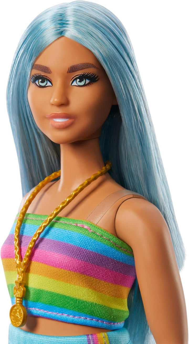 Păpușa Barbie Fashionistas nr. 218 cu păr lung albastru, top curcubeu și fustă turcoaz, păpușă de modă de colecționat cu ocazia celei de-a 65-a aniversări, HRH16