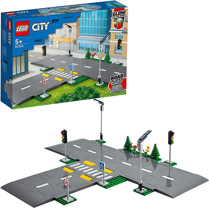 LEGO City Intersecție rutieră cu semafoare, set de construcție cu cărămizi care strălucesc în întuneric 60304