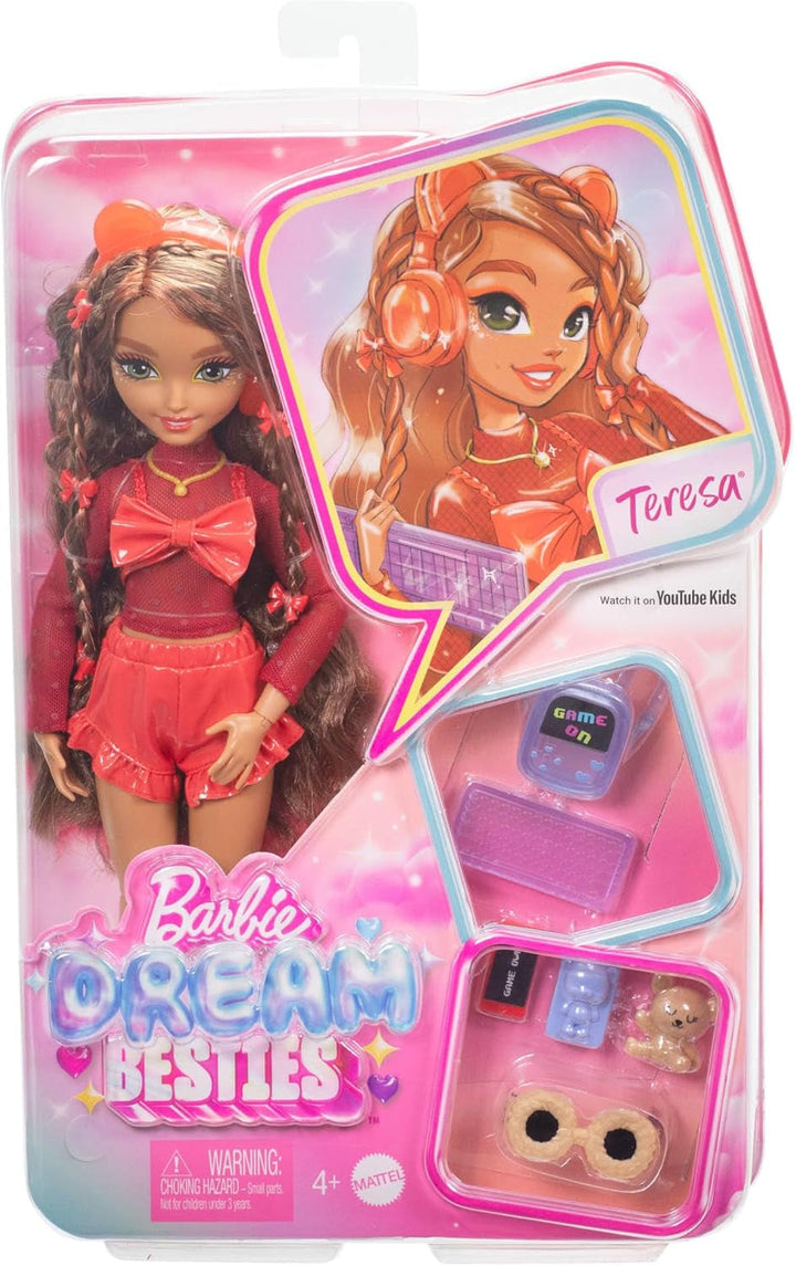 Păpușă Barbie Dream Besties și accesorii, păpușă de modă Teresa mobilă cu păr castaniu și agrafe de păr, 10 bucăți temă jocuri video, HYC23