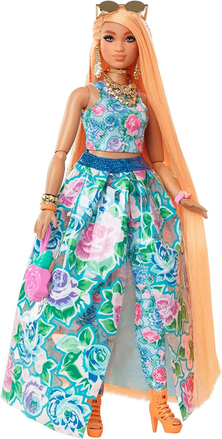 Barbie Extra Fancy, Curvy Păr lung blond cu căpșuni, costum din două piese, pisică albastră, geantă roz, ochelari de soare cu ananas, inclusiv păpușă, potrivit ca cadou, Hhn14