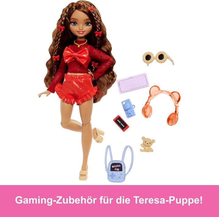 Păpușă Barbie Dream Besties și accesorii, păpușă de modă Teresa mobilă cu păr castaniu și agrafe de păr, 10 bucăți temă jocuri video, HYC23