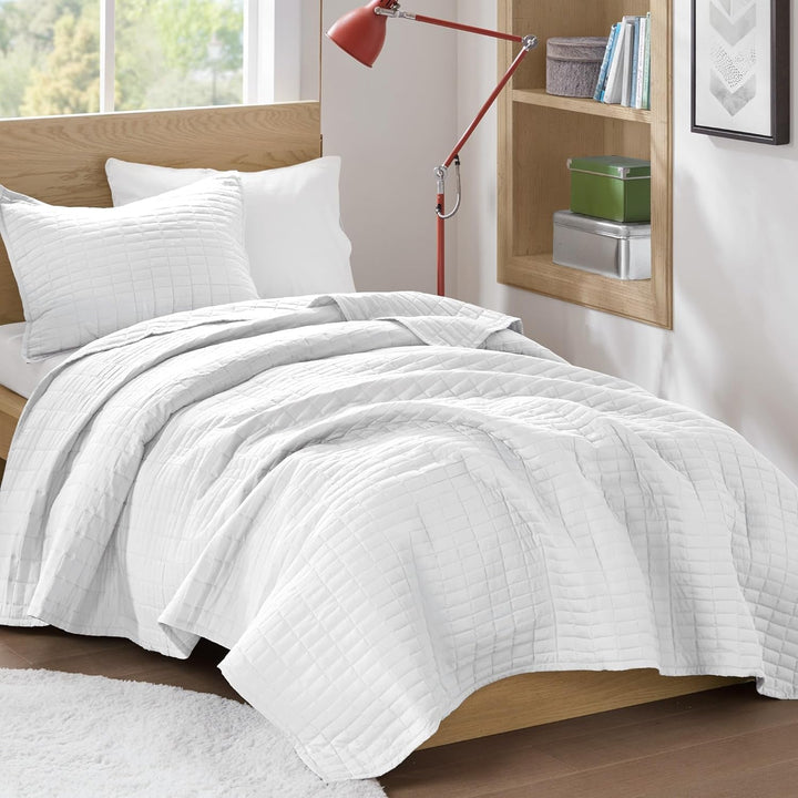 Comfort Spaces Kienna Quilt Set, cusături duble de lux, pătură de vară, ușoară, moale, lenjerie de pat pe tot parcursul anului, față de pernă asortată, albă, pătură pentru paturi King Size (264.2 X 228.6 Cm),
