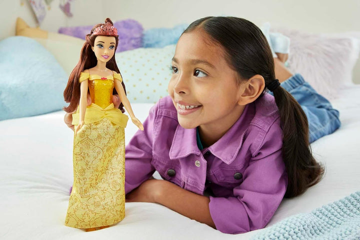 Mattel Disney Princess Toy, păpușă mobilă Belle Fashion cu haine strălucitoare și accesorii, inspirată de filmul Disney, cadou pentru copii, HLW11