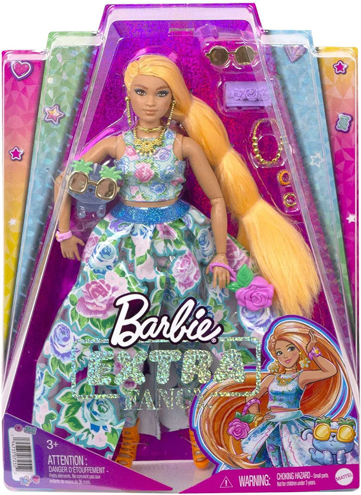 Barbie Extra Fancy, Curvy Păr lung blond cu căpșuni, costum din două piese, pisică albastră, geantă roz, ochelari de soare cu ananas, inclusiv păpușă, potrivit ca cadou, Hhn14
