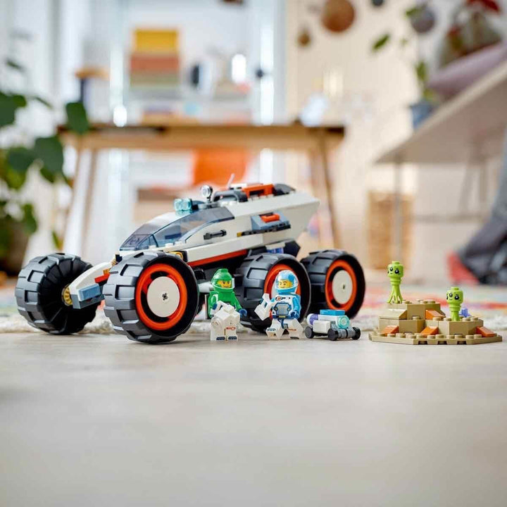 LEGO City Space Rover cu extratereștri, set de mașină cu figurine robot și extratereștri, cadou de ziua de naștere pentru băieți și fete de la 6 ani, cu 2 minifigurine și un set de planete 60431