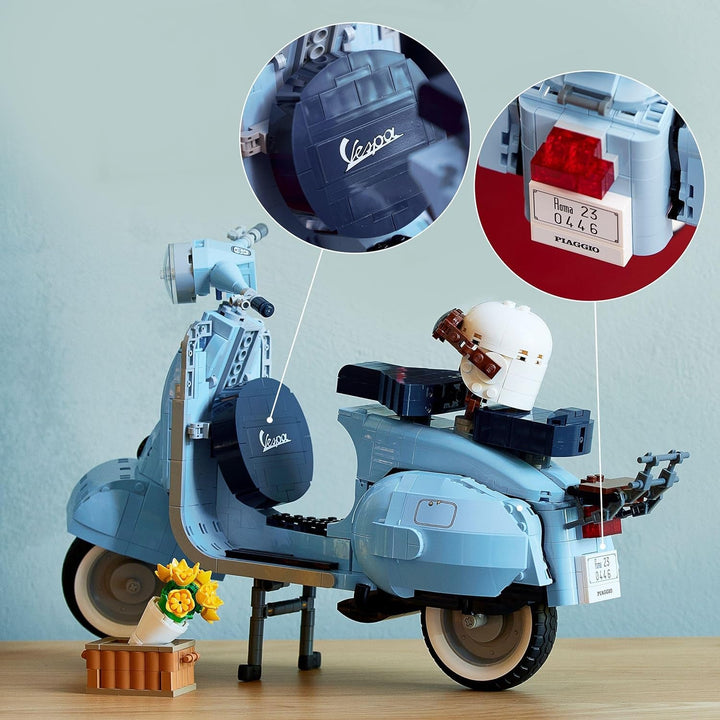 LEGO Icons Vespa 125, Model de motocicletă de construit, Scuter de epocă din Italia, Kit model pentru adulți, Piesă de afișare ca decor pentru cameră, Cadouri pentru femei și bărbați 10298