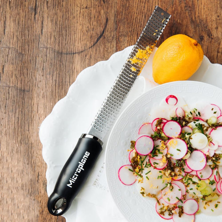 Microplane Zester Küchenreibe in Schwarz Für Zitrusfrüchte, Hartkäse, Ingwer, Schokolade & Muskatnuss Mit Feiner Edelstahlklinge - Made in USA