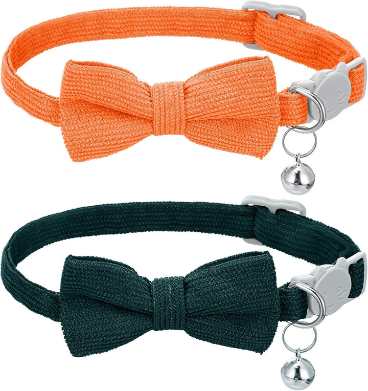 Set de 2 zgărzi moi din catifea reiată pentru pisici mici, cu clopoței și papioane. Zgărzi reglabile pentru pisici cu papioane de siguranță pentru nunți, Halloween, Crăciun și costume.